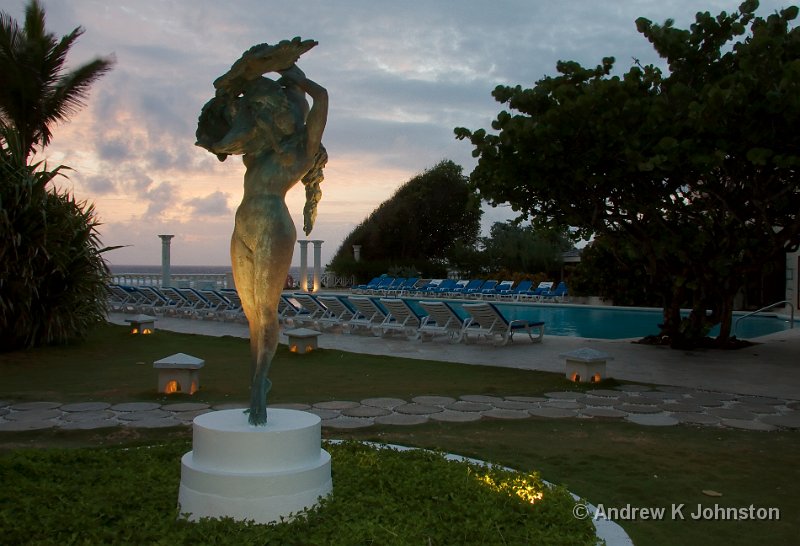 0408_40D_2260.jpg - The statue of Leda and the Swan at dawn