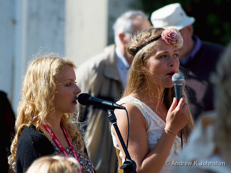 0811_7D_6569.jpg - Cute folk singers (plural)