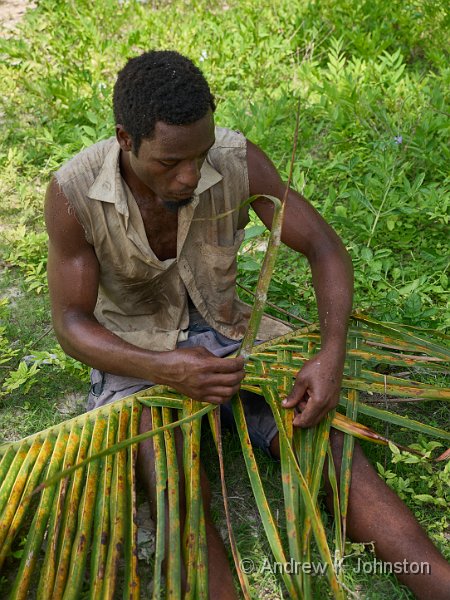 231205_G9ii_1000850.jpg - Weaving a coconut frond