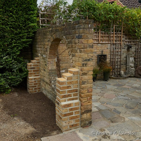 251019_Rx100vii_04093.jpg - Brick Buttresses